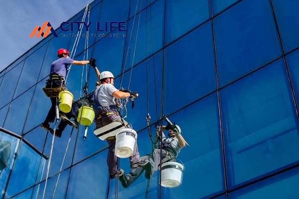 Dịch vụ lau kính nhà cao tầng city life
