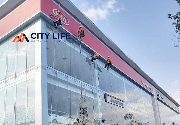 Dịch vụ lau kính nhà cao tầng city life