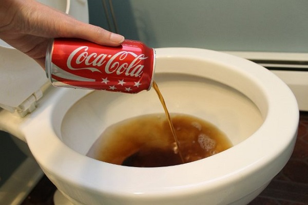 Cách tẩy bồn cầu bị đen vàng bằng Coca Cola