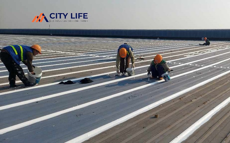 Sửa chữa chống dột, chống rỉ sét mái tôn tại nhà máy may Thái Bình