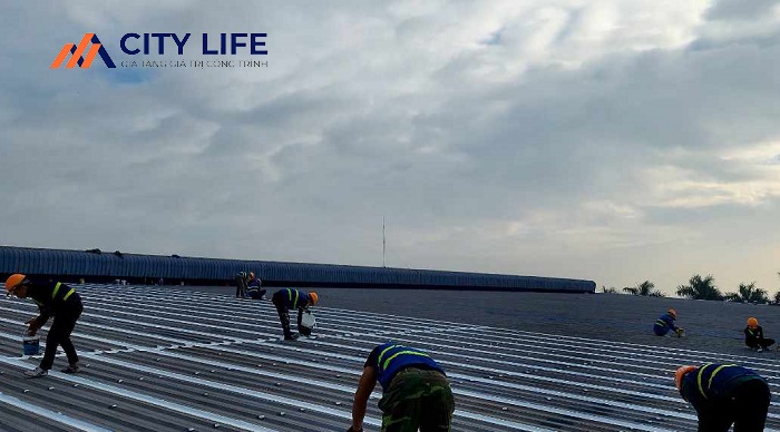Sửa chữa chống dột mái tôn tại nhà máy may Thái Bình – City Life