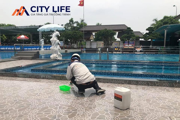 giải pháp chống trơn trượt bể bơi